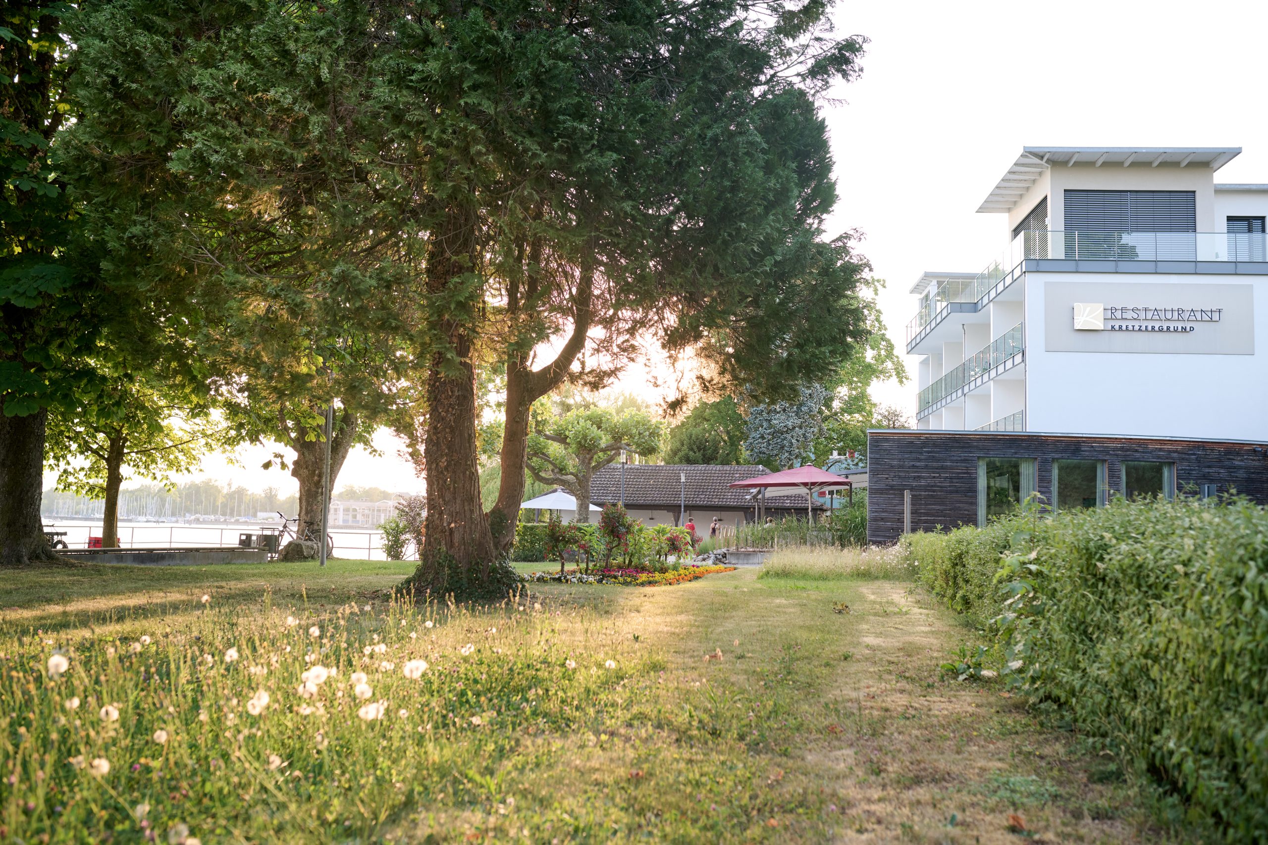 Außenbereich des Restaurants KretzerGund mit Terrasse und altem Baum