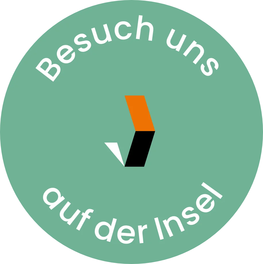 Grüner Kreis mit weißer Schrift „Such uns auf der Instagram-Seite“ und weißem Pfeil nach unten