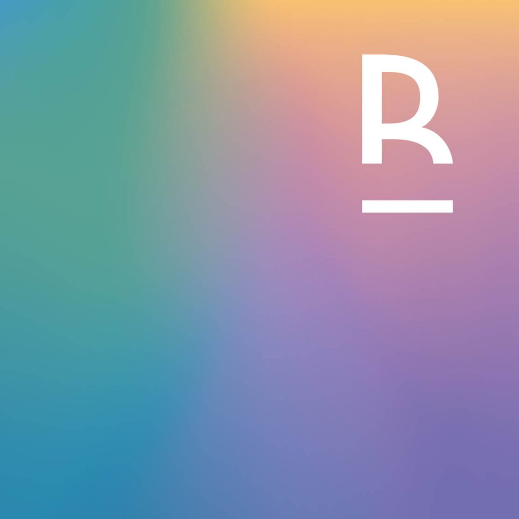 Großer weißer Buchstabe „R“ auf farbigem Hintergrund in Blau, Grün und Pink.