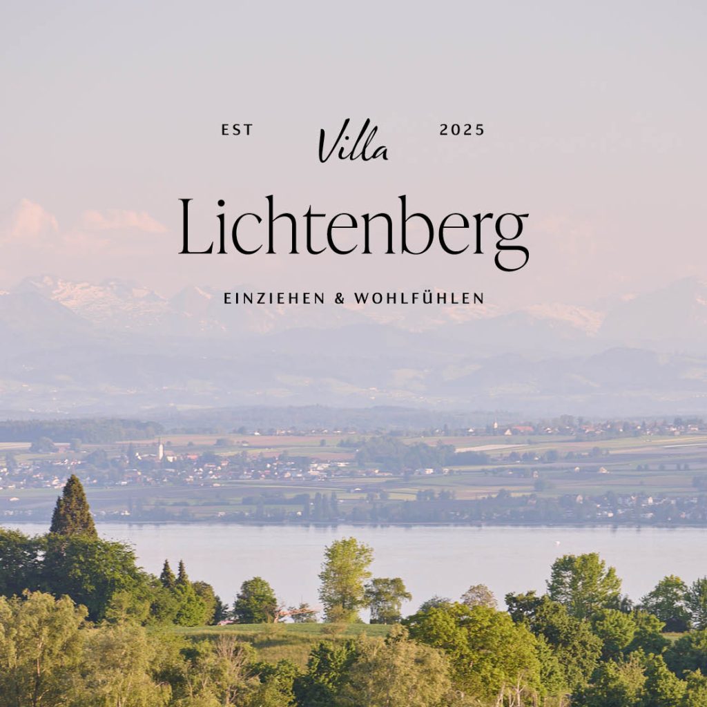 Titelseite mit Text „Villa Lichtenberg – Einziehen & Wohlfühlen“ und Blick auf eine Stadtlandschaft
