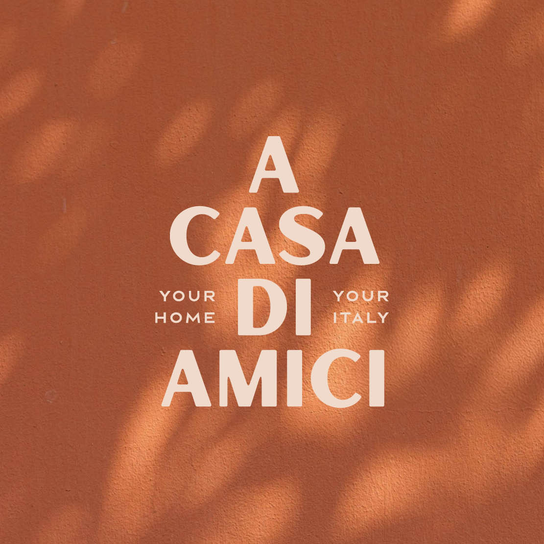 Rote Fläche mit weißer Schrift „A CASA DI AMICI“ und Zusatz „YOUR HOME DI ITALY“
