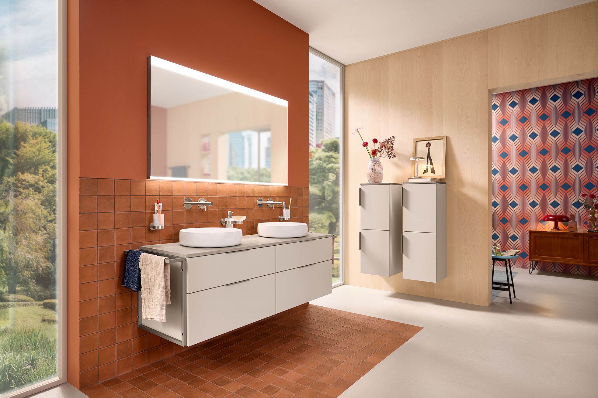 Modernes Badezimmer mit Waschbecken, Spiegel, Regal und blau-weißer Fliesenwand.