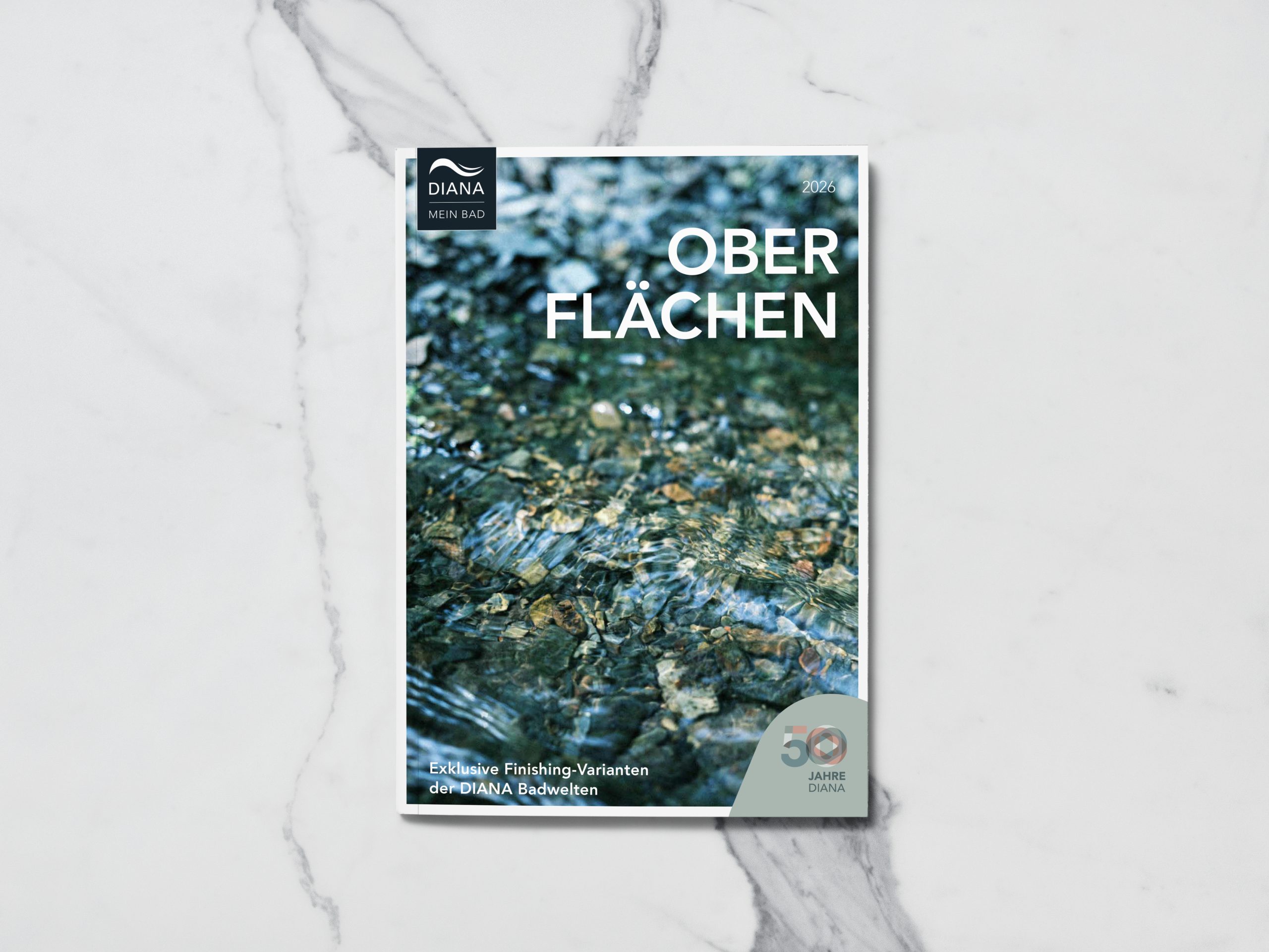 Titelseite mit Aufschrift „Oberflächen 2026“ und Logo „Diana Badwelten“ mit 5 Jahre Garantie.