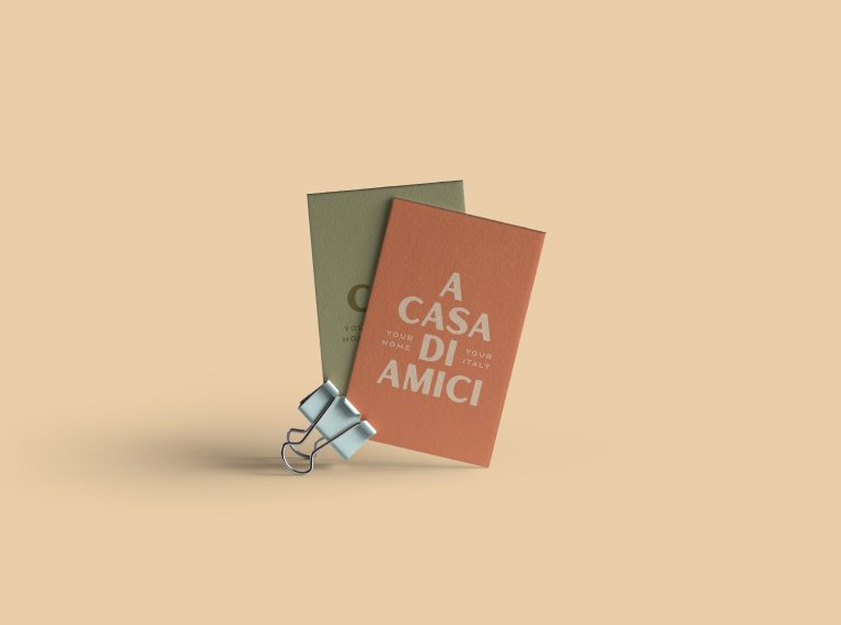 Visitenkarten-Mockup mit Logo „A CASA DI AMICI“ in Rot und Grün auf cremefarbenem Hintergrund.