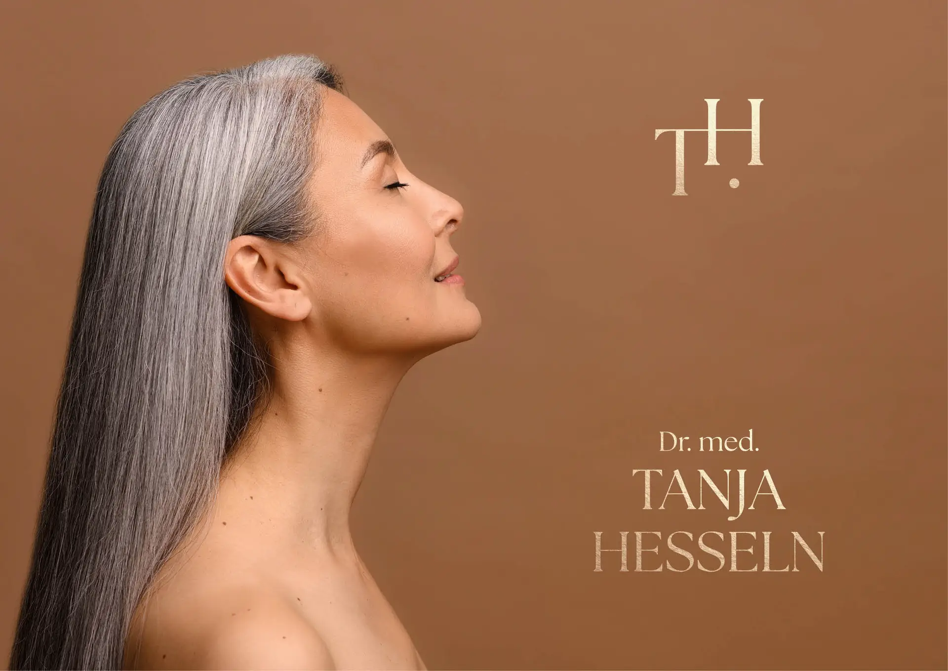 Porträt einer Frau mit hochgesteckten Haaren und weißer Bluse, Text „TH. Dr. med. TANJA HESSELN“