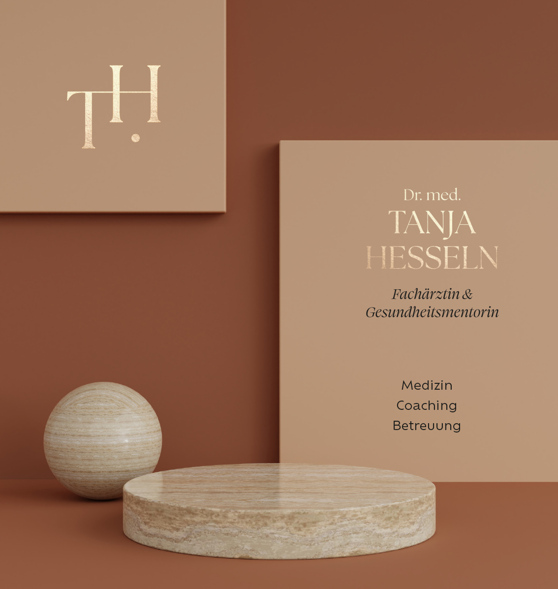 Rote Wand mit weißem „TH“, daneben Text zu Dr. med. Tanja Hesseln und Kugel aus Sandstein