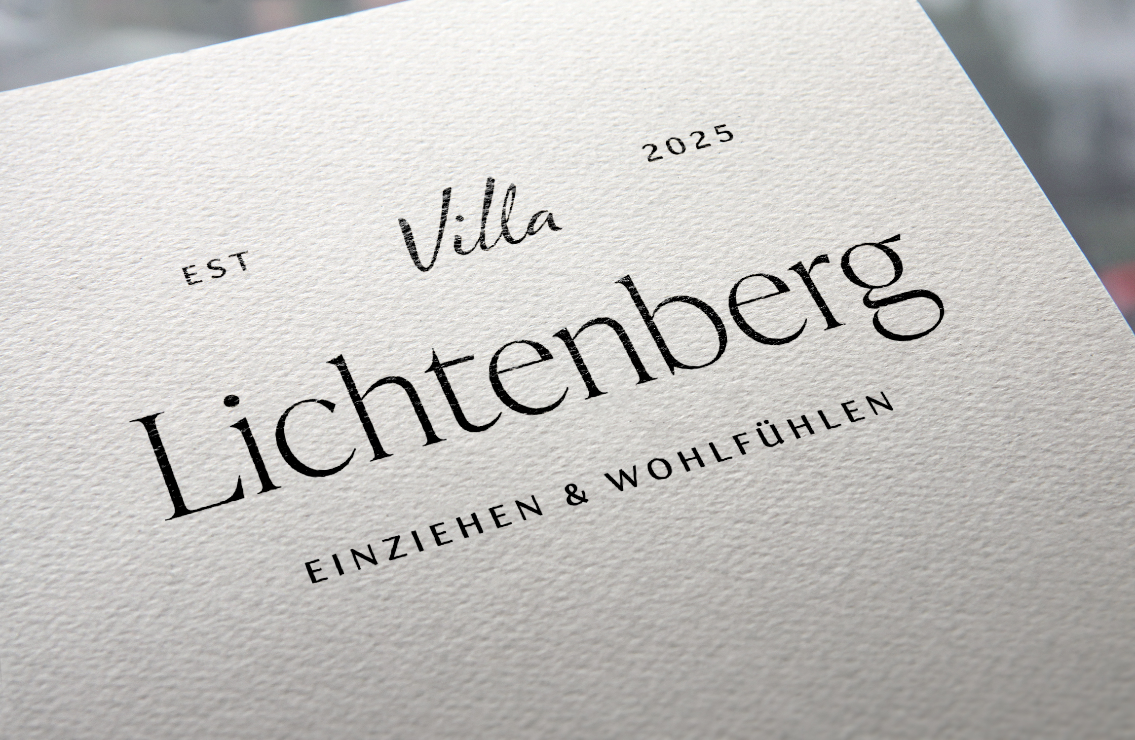Logo der Villa Lichtenberg mit Schriftzug „Einziehen & Wohlfühlen“ und Jahr 2025