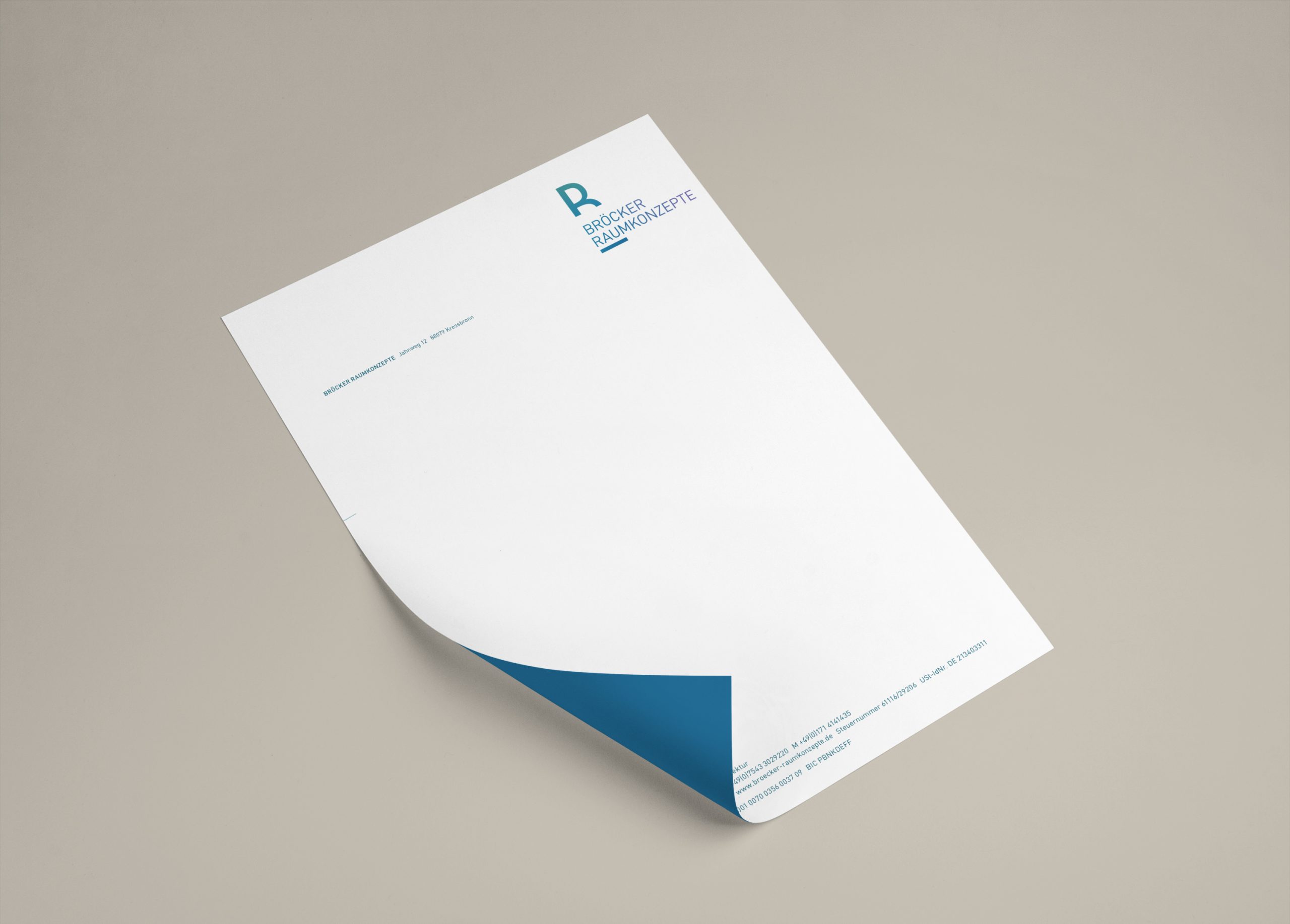 Weißes Briefkuvert mit Logo „R BRÖCKER RAUMKONZEPTE“ und Adresszeile.