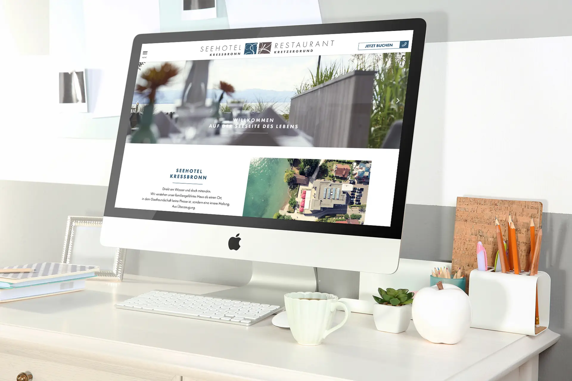 Laptop mit Website des Seehotels Kressbronn auf weißem Tisch mit Deko