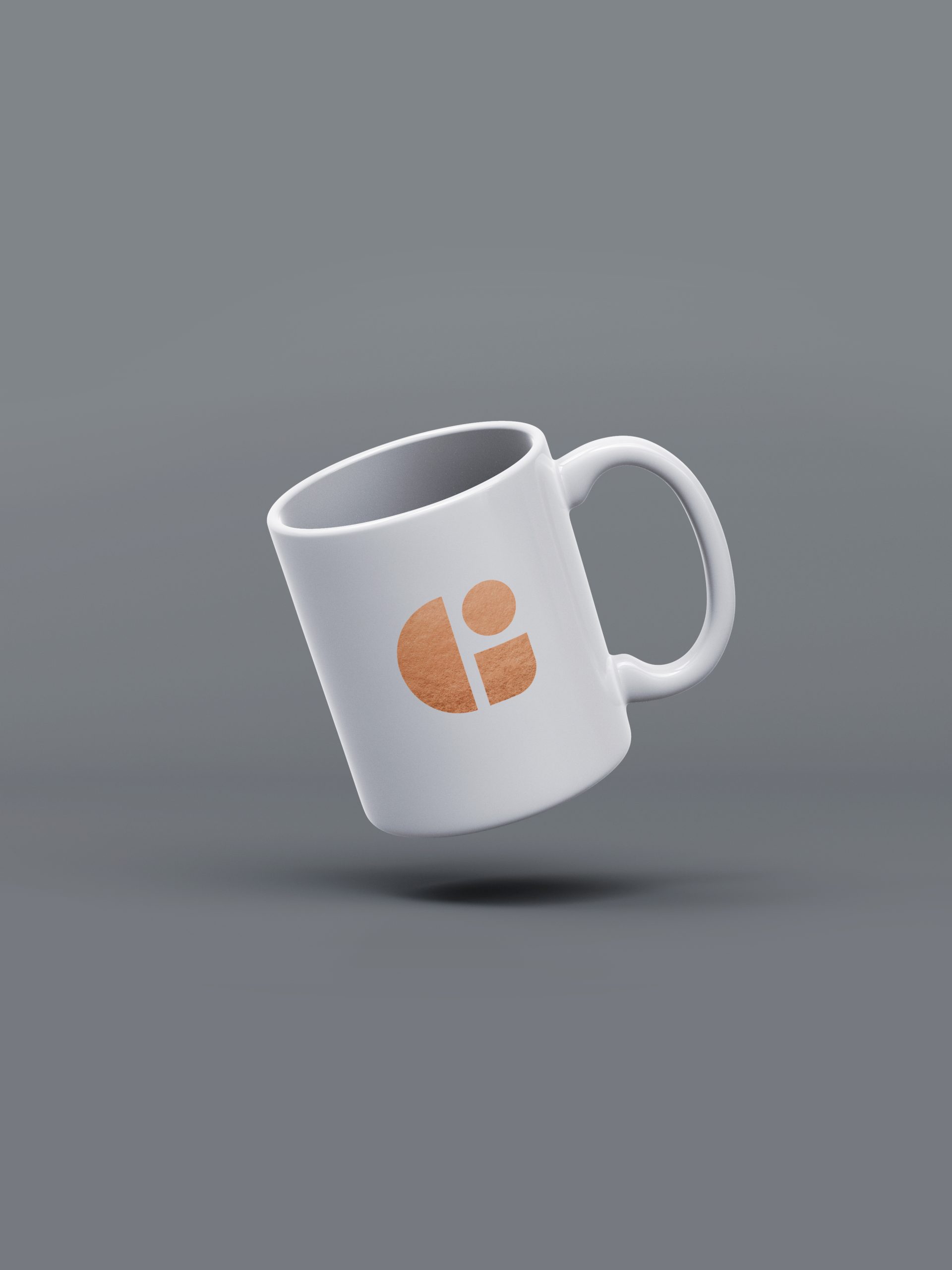 Weiße Kaffeetasse mit orangefarbenem Logo auf hellblauem Hintergrund.