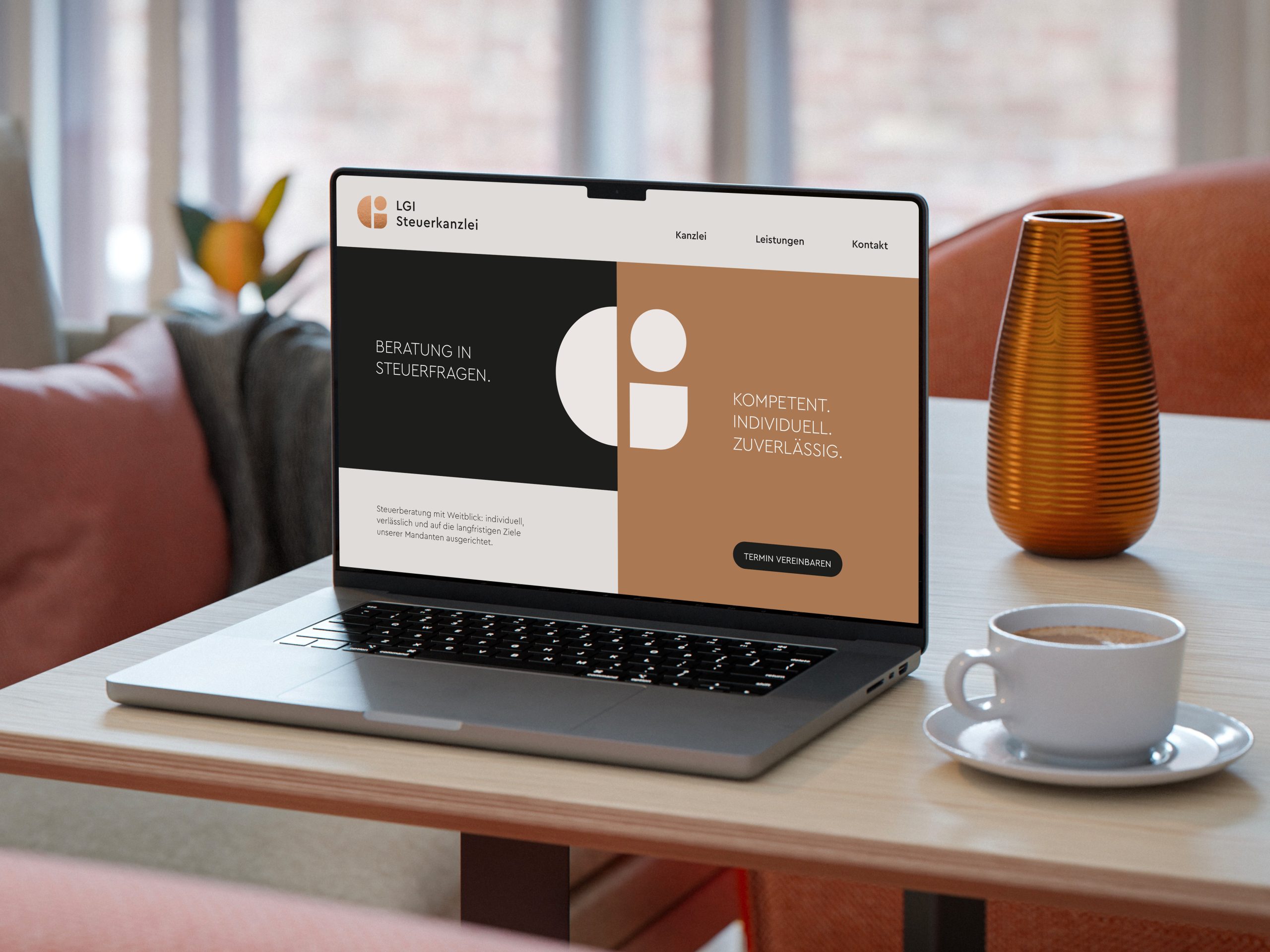 Laptop mit Website einer Steuerkanzlei, daneben Kaffeetasse und Notizblock auf Holzunterlage.