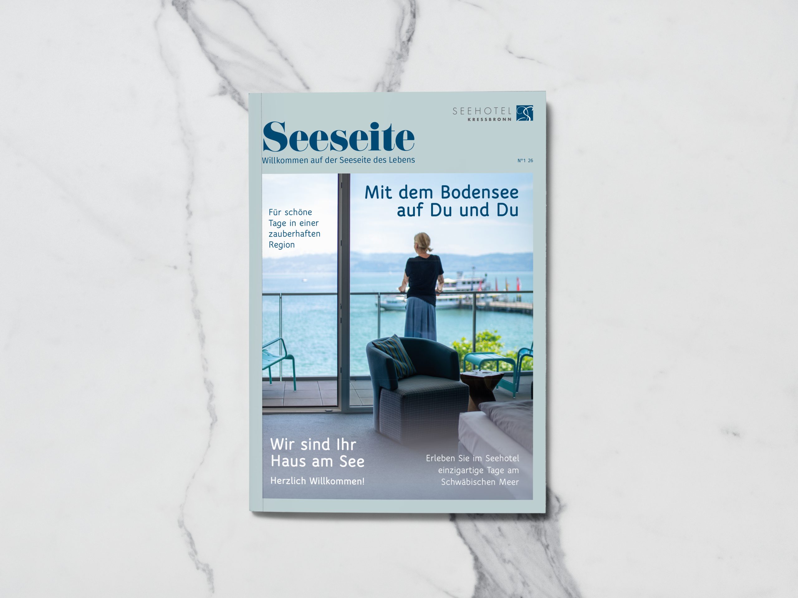 Magazin-Cover „Seeseite“ mit Seehotel-Texten und Bild einer Person am Steg