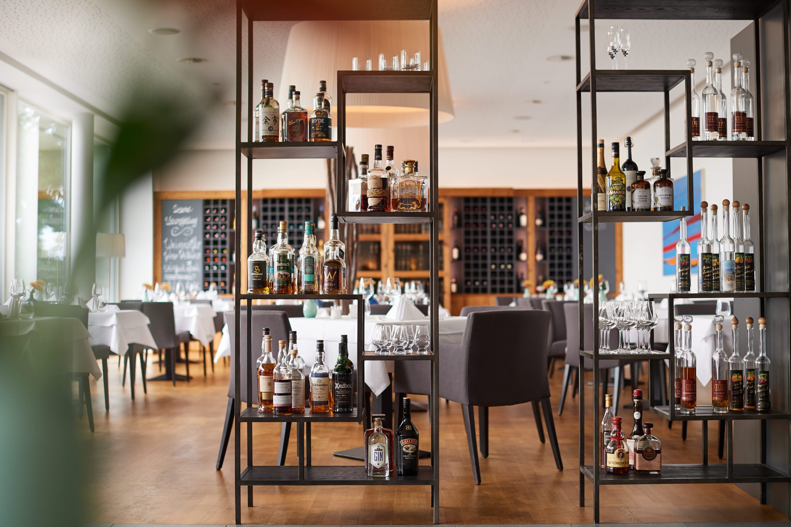 Spirituosenregal im Restaurant mit Flaschen und Gläsern