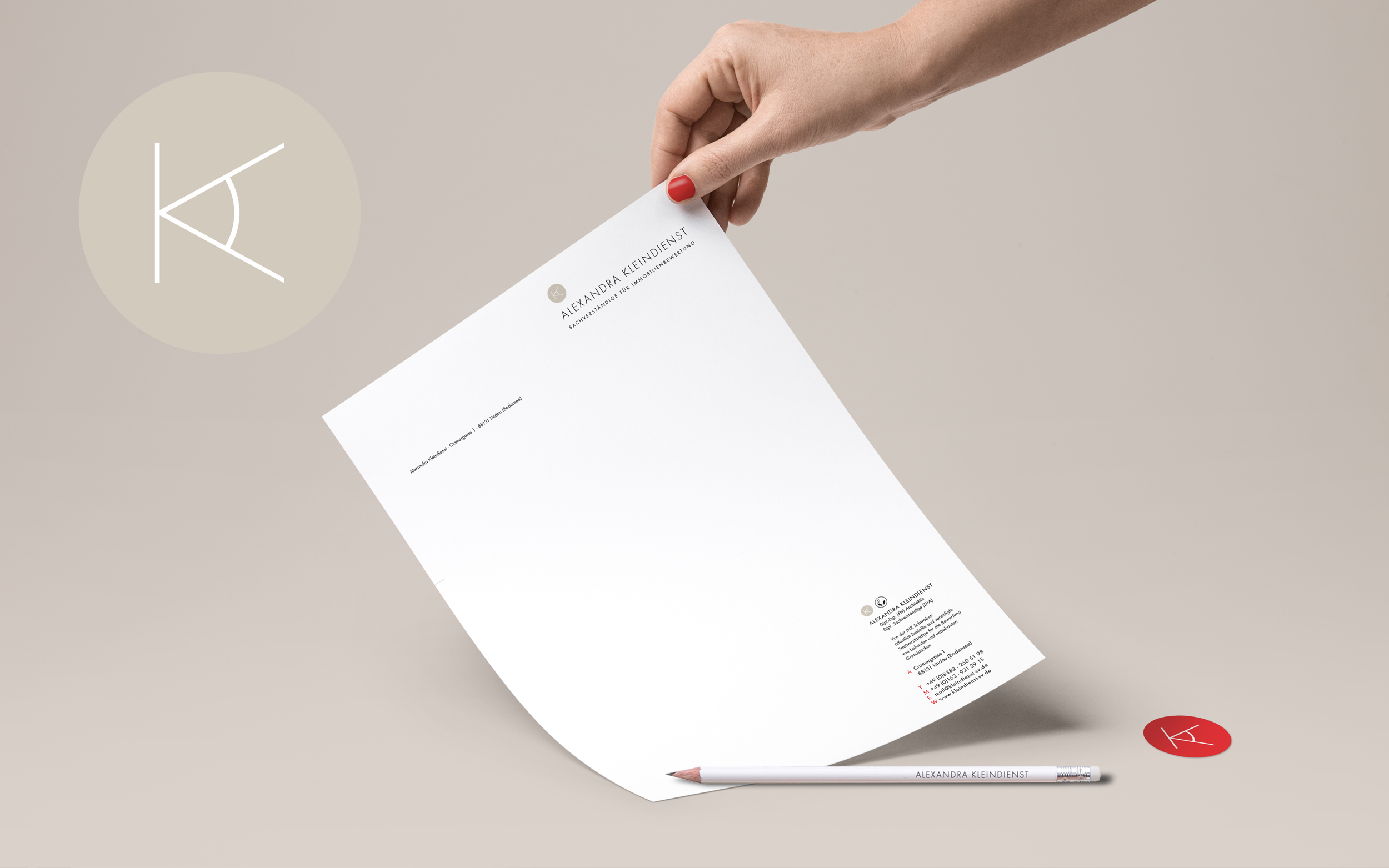 Hand hält Briefbogen mit Logo und rotem Herz