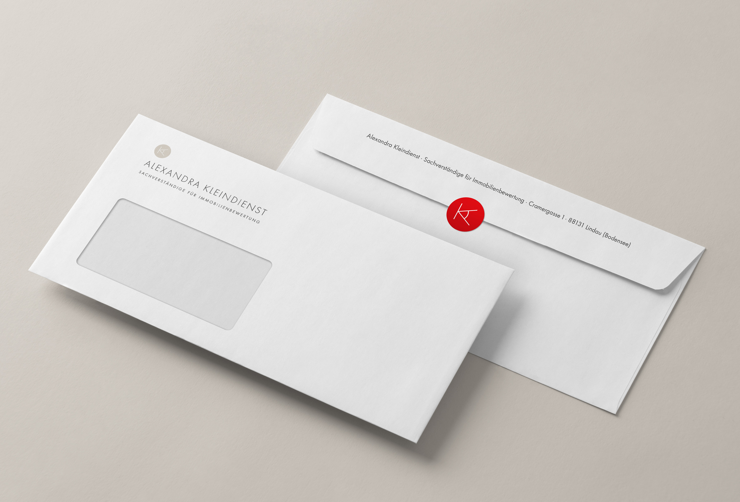 Weißer Briefumschlag mit Logo und Adresse
