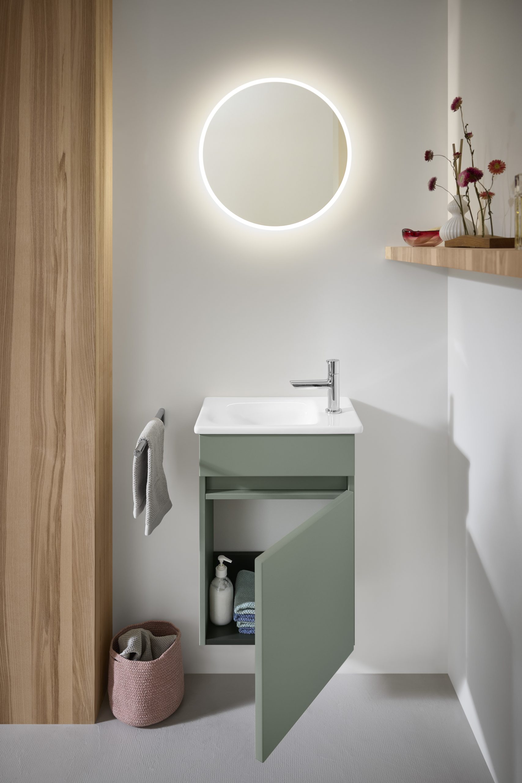 Modernes Gäste-WC mit weißer Waschschüssel, Spiegel und Handtuchhalter