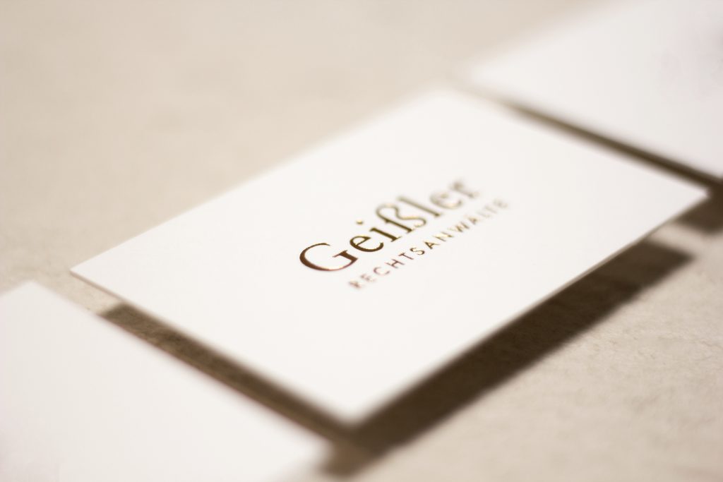 Visitenkarte mit Logo „Geißler Rechtsanwälte“ auf hellem Untergrund