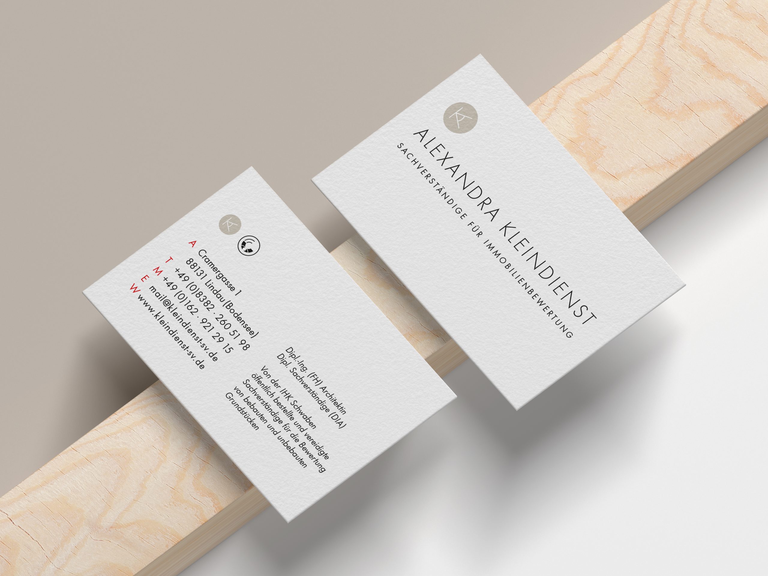Visitenkarten-Mockup mit Logo und Kontaktdaten von Alexandra Kleindienst