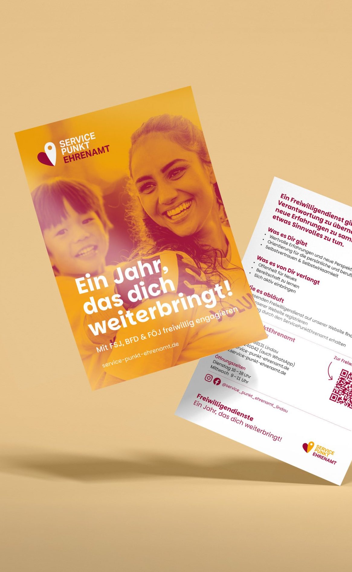 Postkarte mit lächelnder Person und Text „Ein Jahr, das dich weiterbringt!“